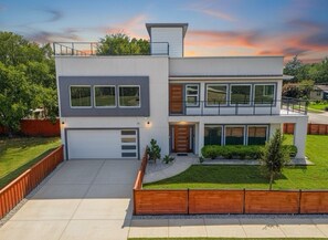 Exterior - Modern Retreat W/ Rooftop View of Trinity River: mins to Downtown (Dallas)
