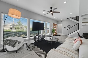 Smart TV, video games, books, music library - Modern Retreat W/ Rooftop View of Trinity River: mins to Downtown (Dallas)