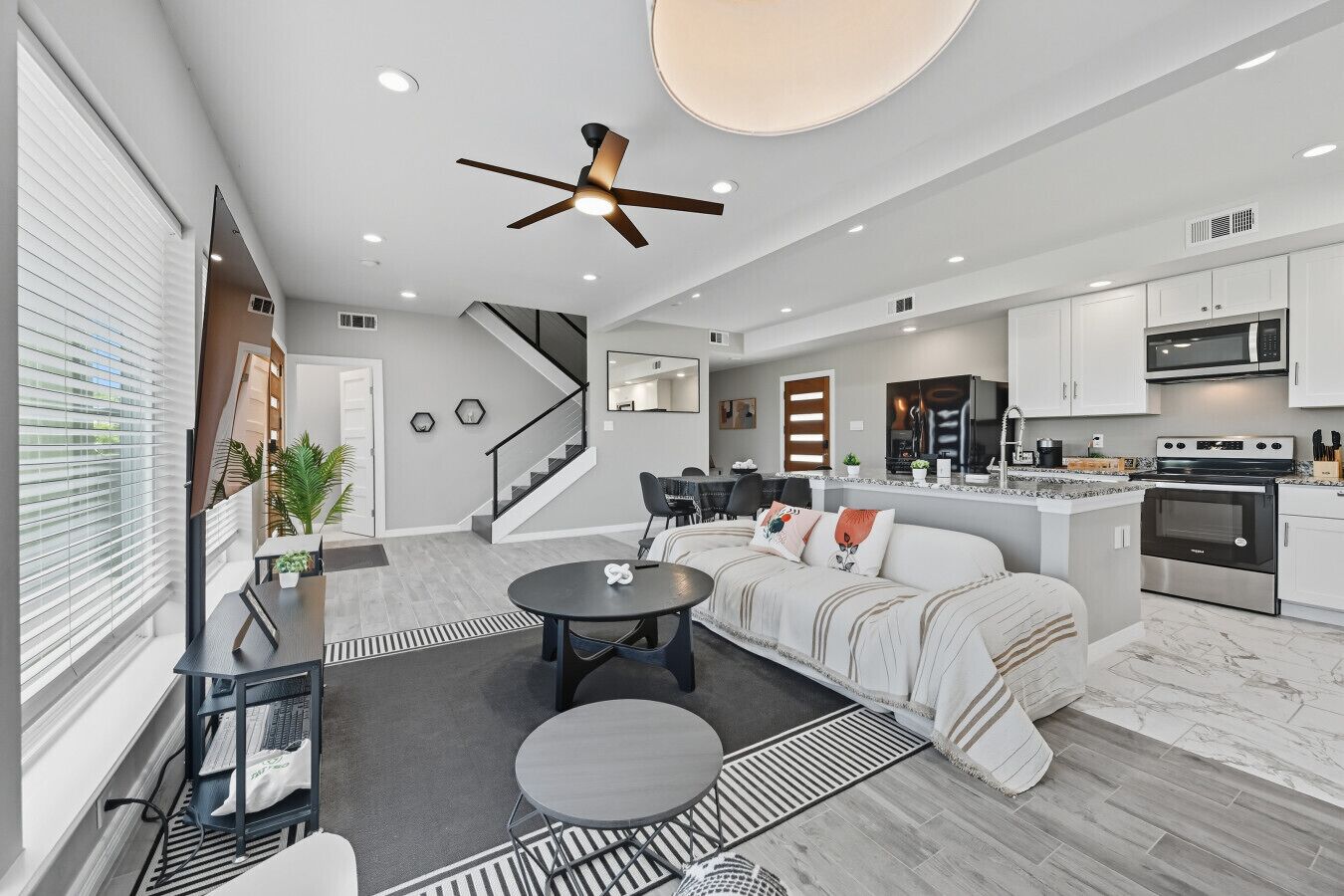 Smart TV, videojuegos, libros y biblioteca musical 