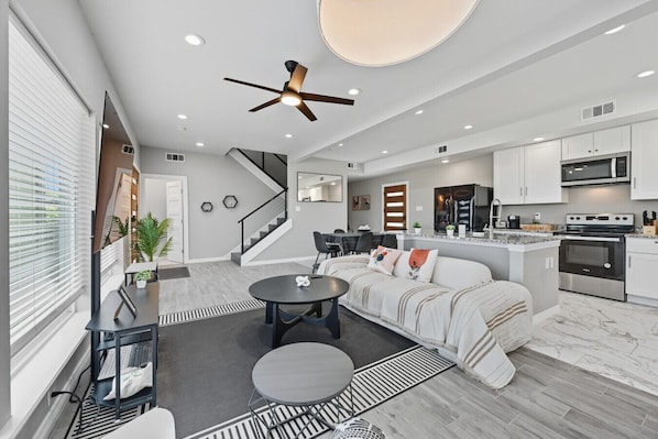 Smart TV, video games, books, music library - Modern Retreat W/ Rooftop View of Trinity River: mins to Downtown (Dallas)