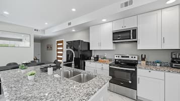 Refrigerador, microondas, horno y parrilla de estufa