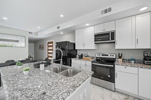 Refrigerador, microondas, horno y parrilla de estufa