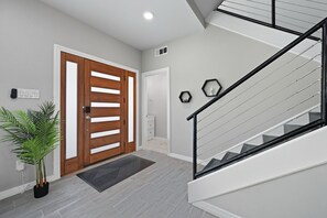 Interior - Modern Retreat W/ Rooftop View of Trinity River: mins to Downtown (Dallas)