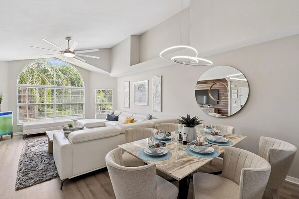 Interior - Royal Palm - Three Bedroom Apartment, Sleeps 11 (Davenport)