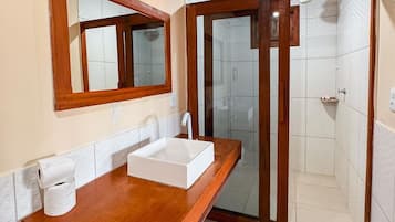 Quarto casal ou duplo conforto, varanda coberta, vista para o jardim | Wi-Fi de cortesia