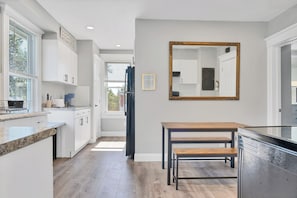 Four Ă micro-ondes, un four, surface de cuisson, lave-vaisselle