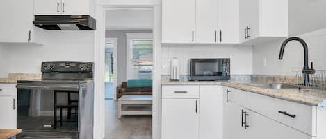 Micro-ondes, four, plaque de cuisson, lave-vaisselle