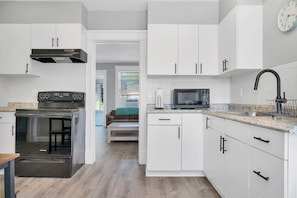 Four Ă micro-ondes, un four, surface de cuisson, lave-vaisselle