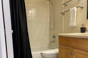 Hair dryer, towels, soap, shampoo - 3-bedroom townhome in peaceful Norcross with AC (Norcross)