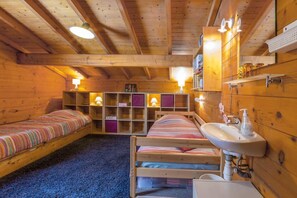 4 bedrooms, WiFi, bed sheets - Chalet, balcony, fireplace or stove, tv, 105m², La Clusaz (La Clusaz)