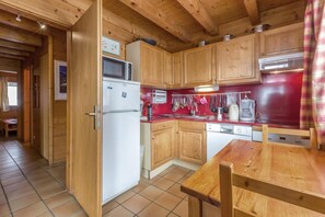 Fridge, microwave, oven, dishwasher - Chalet, balcony, fireplace or stove, tv, 105m², La Clusaz (La Clusaz)