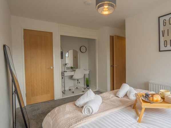 3 habitaciones, escritorio, tabla de planchar con plancha y wifi gratis
