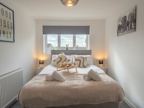 3 bedrooms, desk, iron/ironing board, free WiFi