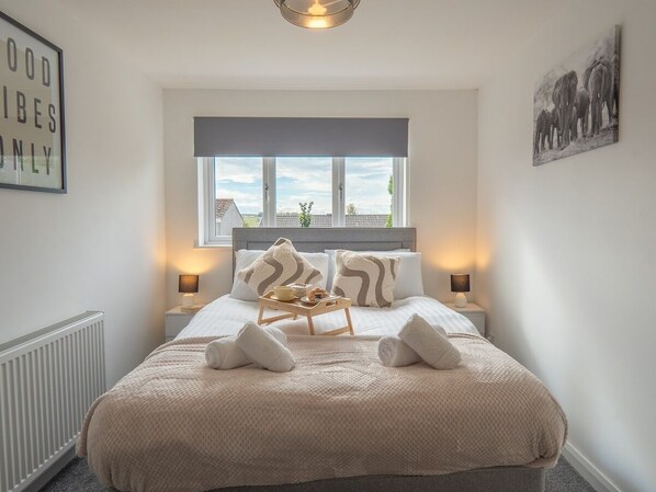 3 bedrooms, desk, iron/ironing board, free WiFi