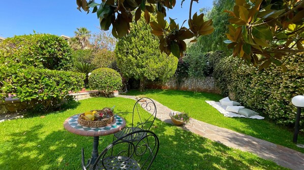 Villa | Garden