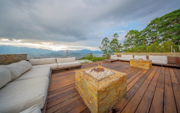 Terrace/patio - Elite 8BR Luxury Mansion•Heated Pool•Chef•Maid•Movie Theater•Soccer Field•Club (Antioquia)