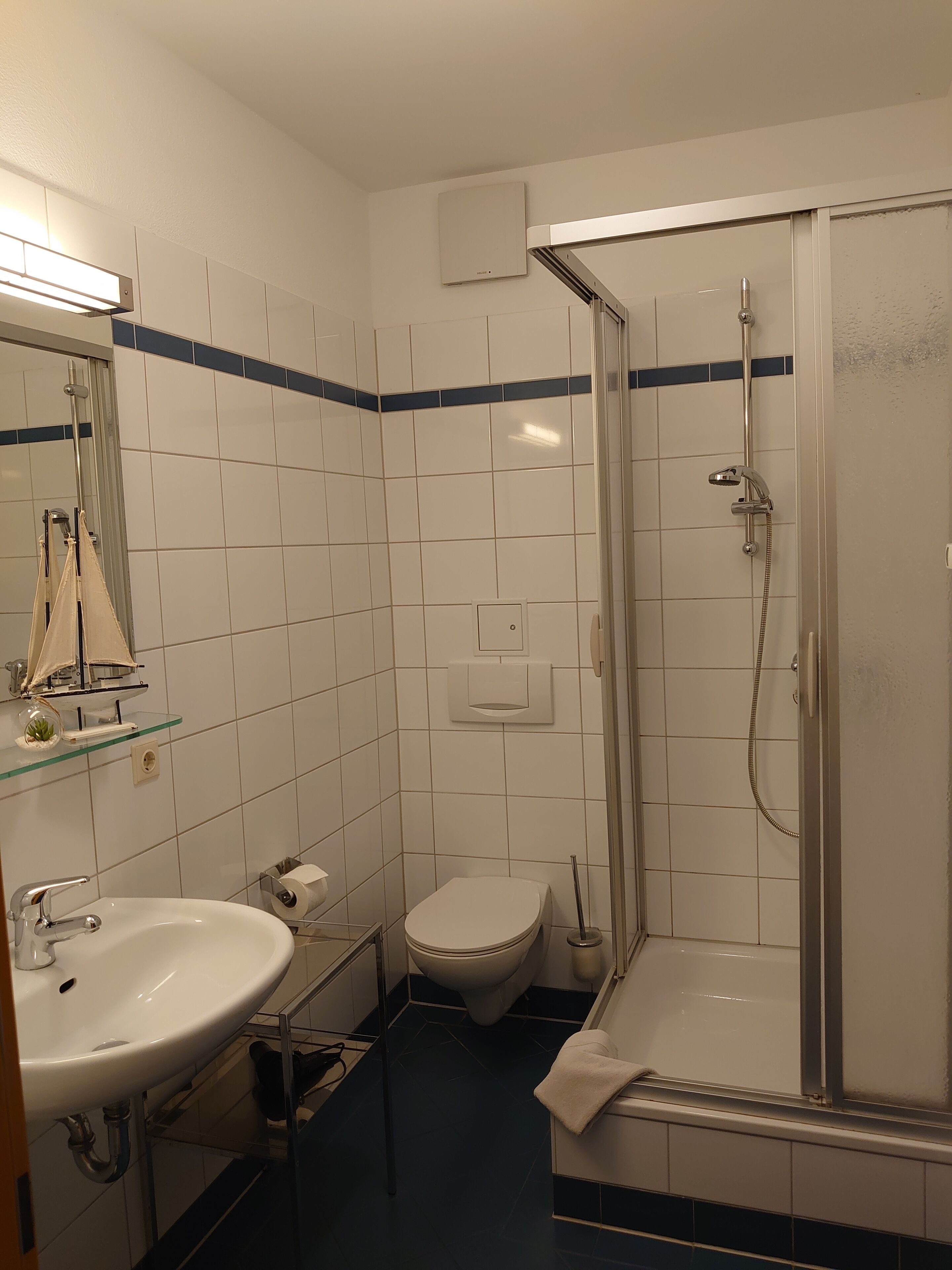 Sèche-cheveux, serviettes fournies, papier toilette