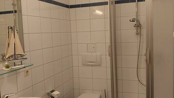 SĂšche-cheveux, serviettes fournies, papier toilette