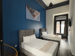 Quarto casal júnior, vista para a cidade | Wi-Fi de cortesia, roupa de cama