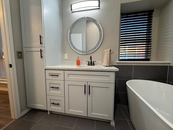 Secadora de cabello, toallas, jabón, papel de baño 