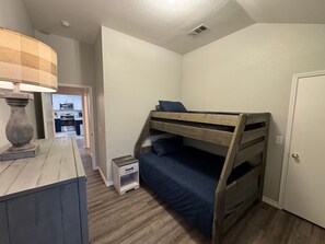 3 habitaciones, tabla de planchar con plancha, wifi y ropa de cama 