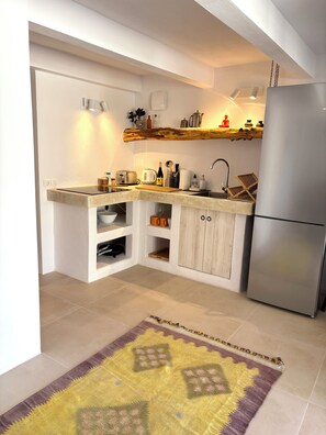 Kjøleskap, kokeplater, kaffetrakter/tekoker og vannkoker