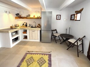 Kjøleskap, kokeplater, kaffetrakter/tekoker og vannkoker