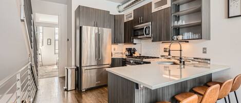 Microondas, horno, parrilla de estufa y lavavajillas