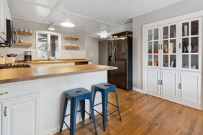 Microondas, horno, placa de cocina y lavavajillas