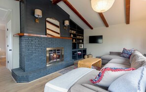 Una televisión, una chimenea, un futbolín