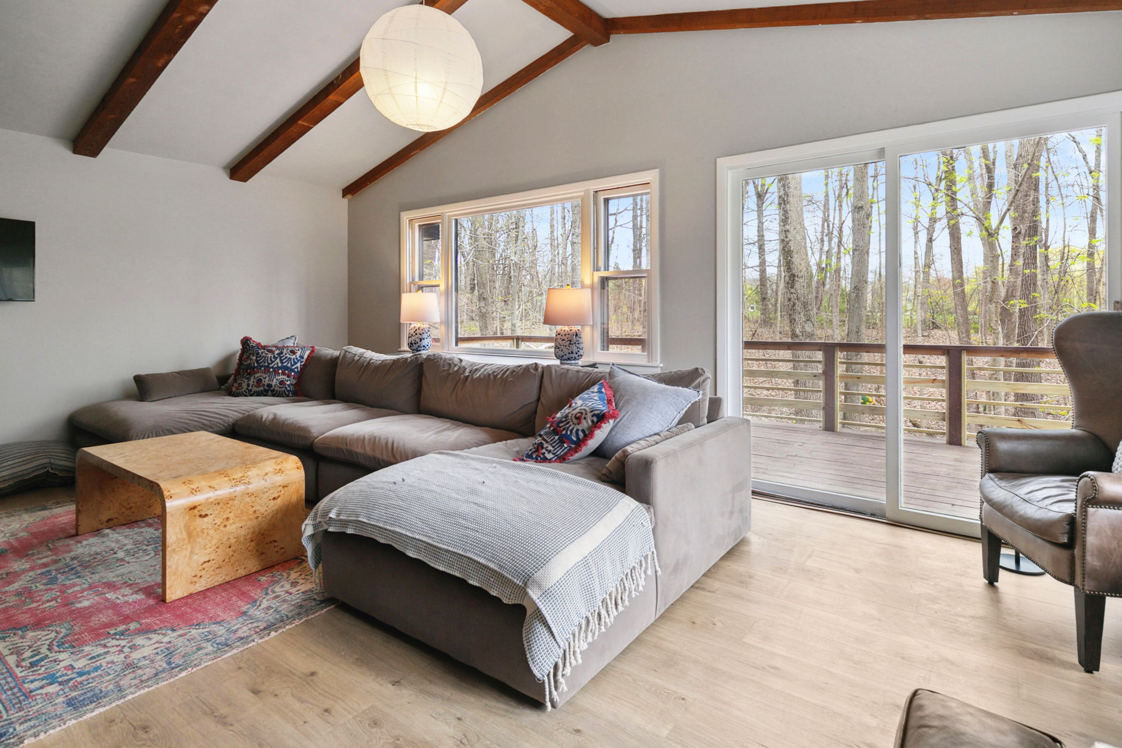 Télévision, cheminée, baby-foot