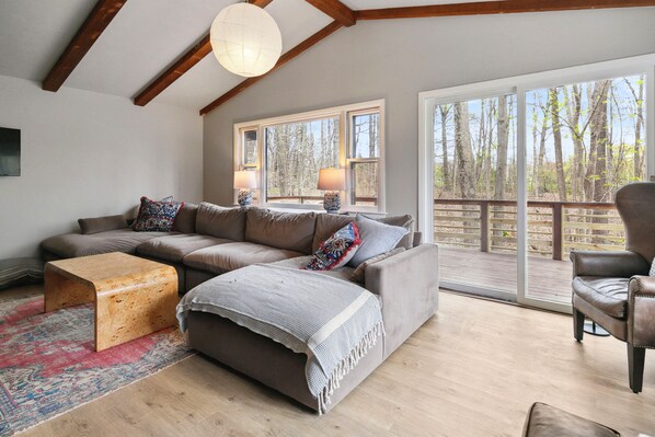 Una televisión, una chimenea, un futbolín