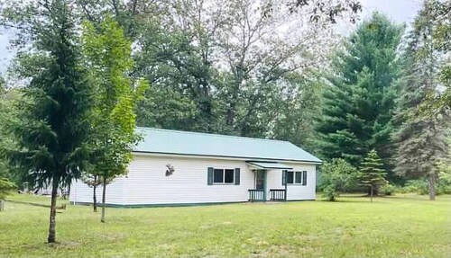 Cozy Peaceful 1 bedroom Cabin, that sleeps 6  - A perfect nature filled getaway.