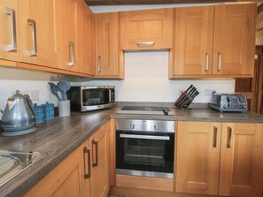 Cookware/dishes/utensils - Courtyard Cottage (Church Stretton)