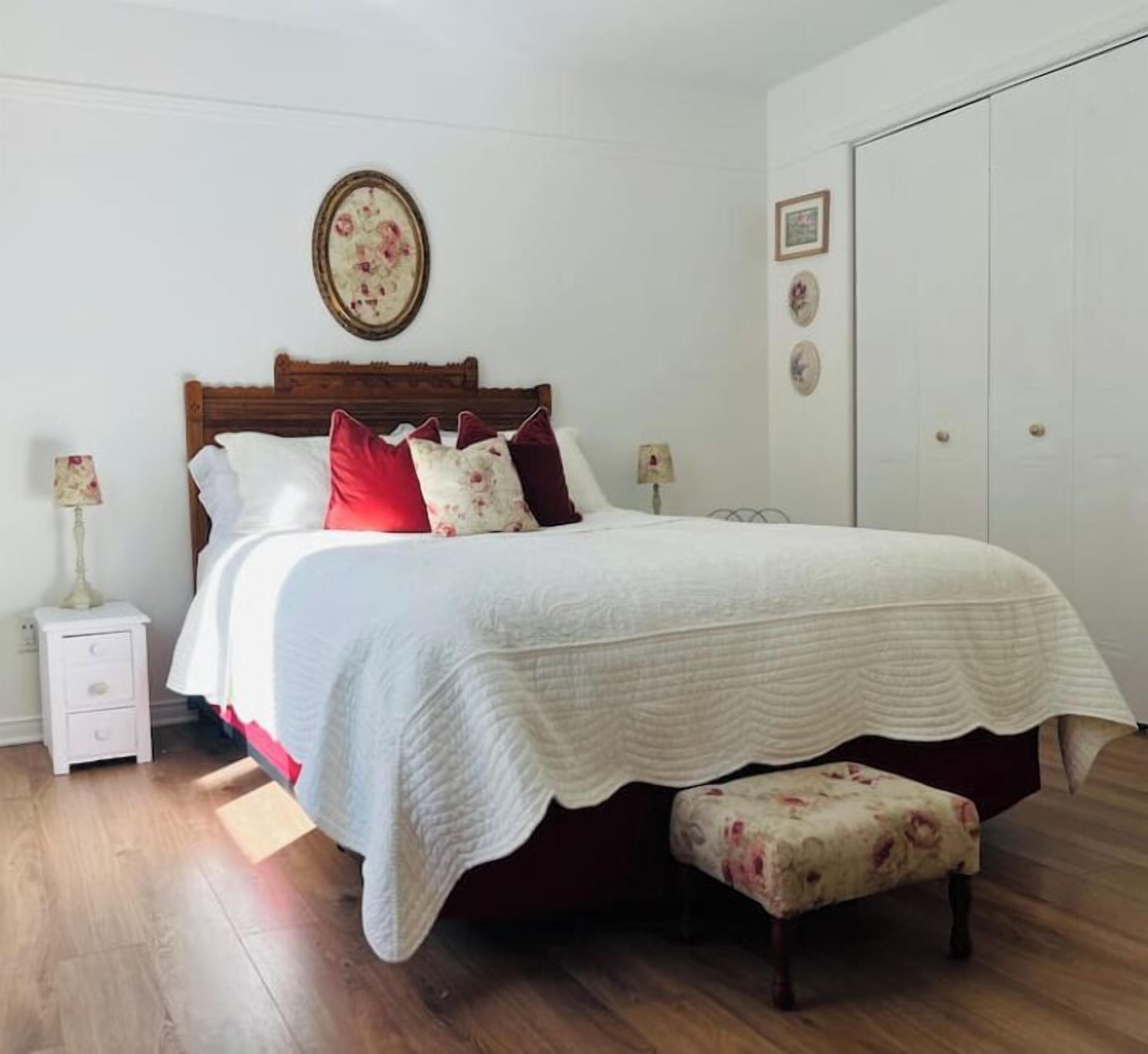 2 bedrooms, desk, iron/ironing board, travel crib