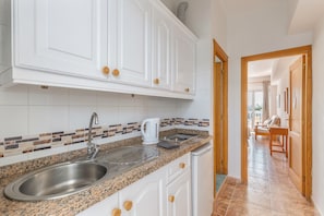 Fridge, stovetop, coffee/tea maker, electric kettle