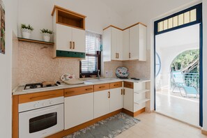 Fridge, oven, stovetop, high chair - Casa Venti del Mare – Holiday Home Just 150m from Trappeto Beach (Piano Inferno Marina)