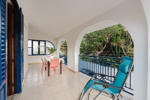 Outdoor dining - Casa Venti del Mare – Holiday Home Just 150m from Trappeto Beach (Piano Inferno Marina)