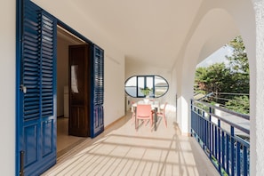 Outdoor dining - Casa Venti del Mare – Holiday Home Just 150m from Trappeto Beach (Piano Inferno Marina)