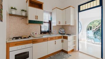 Frigorifero, forno, piano cottura, seggiolone