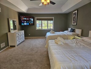 4 bedrooms, desk, iron/ironing board, travel crib - Fun 5BR 4.5BA, Pool, Hot Tub, Game Rm Near O’Hare (Wood Dale)