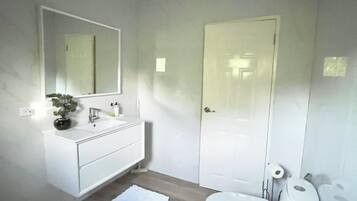 提供毛巾、番梘、廁紙