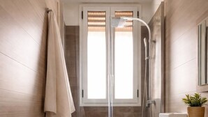 Ein modernes Badezimmer mit Dusche, Toilette und Waschbecken.