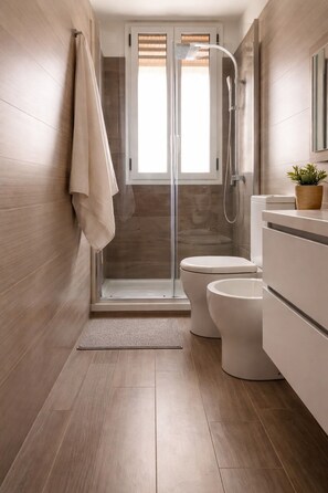 Apartment, Strandblick | Badezimmer | Dusche, Haartrockner, Handtücher, Seife