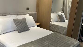 1 habitación, tabla de planchar con plancha, wifi y ropa de cama