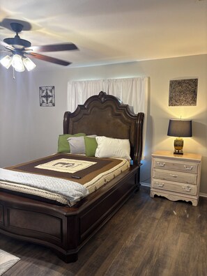 4 bedrooms, iron/ironing board, free WiFi, bed sheets - 4 bedroom home right across from Weeks Park Golf course! (Wichita Falls)