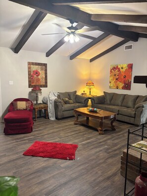 TV, fireplace - 4 bedroom home right across from Weeks Park Golf course! (Wichita Falls)