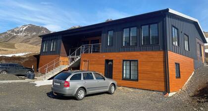 Panorama Vík - Charming 2-bedroom apartment in Vík with stunning views.