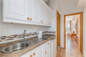 Fridge, stovetop, coffee/tea maker, electric kettle