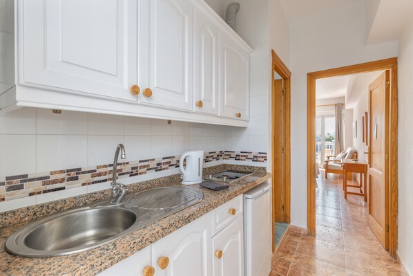 Fridge, stovetop, coffee/tea maker, electric kettle